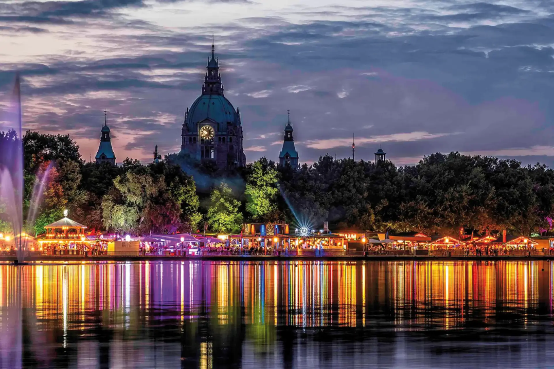 Maschseefest bei Dämmerung mit Blick auf das Rathaus